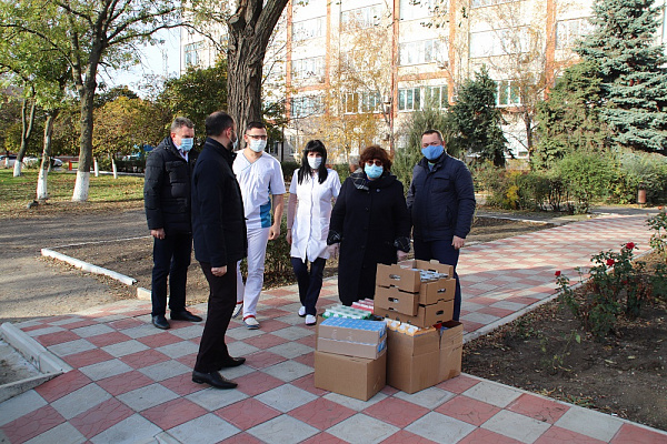 Наталья Боева доставила продукты для медицинских работников, работающих в ковидном госпитале в Ейском районе Краснодарского края